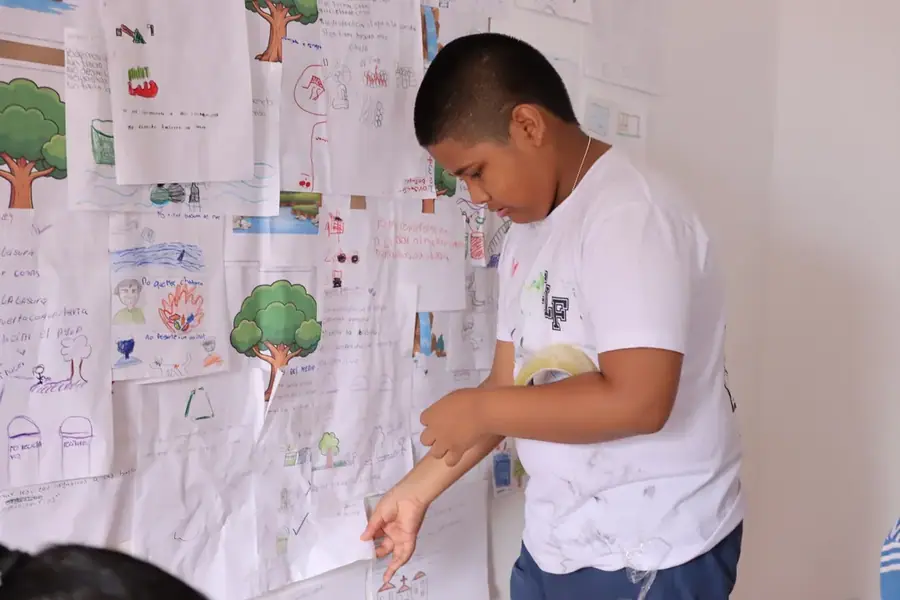 Jóvenes comparten sus dibujos en un taller
