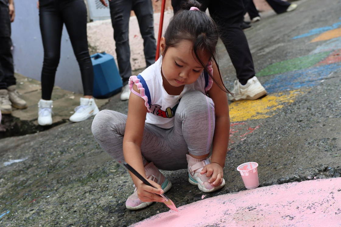 Niña realizando una intervención de pintura